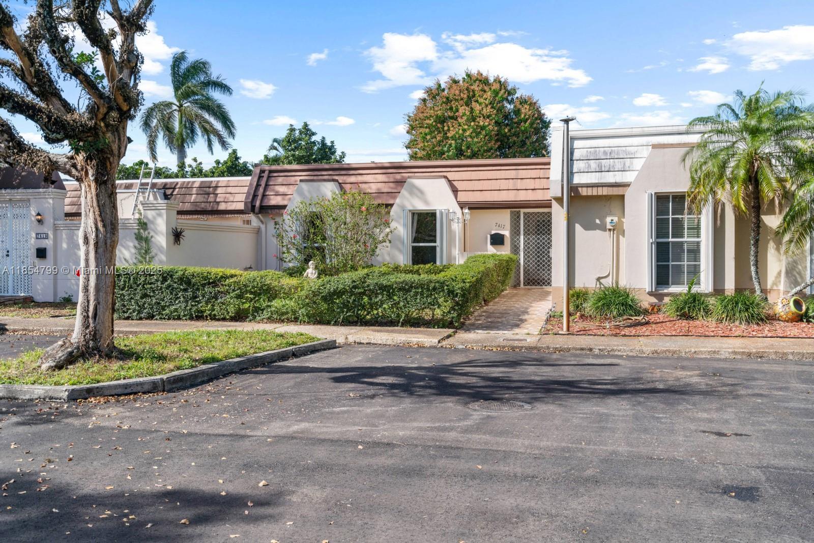 7417 Twin Sabal Dr, Miami Lakes FL 33014