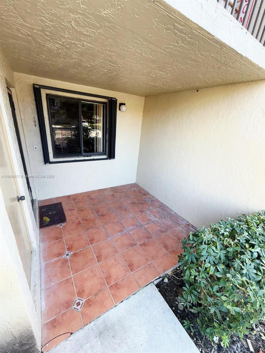 440 Lakeview Dr # 102, Weston FL 33326