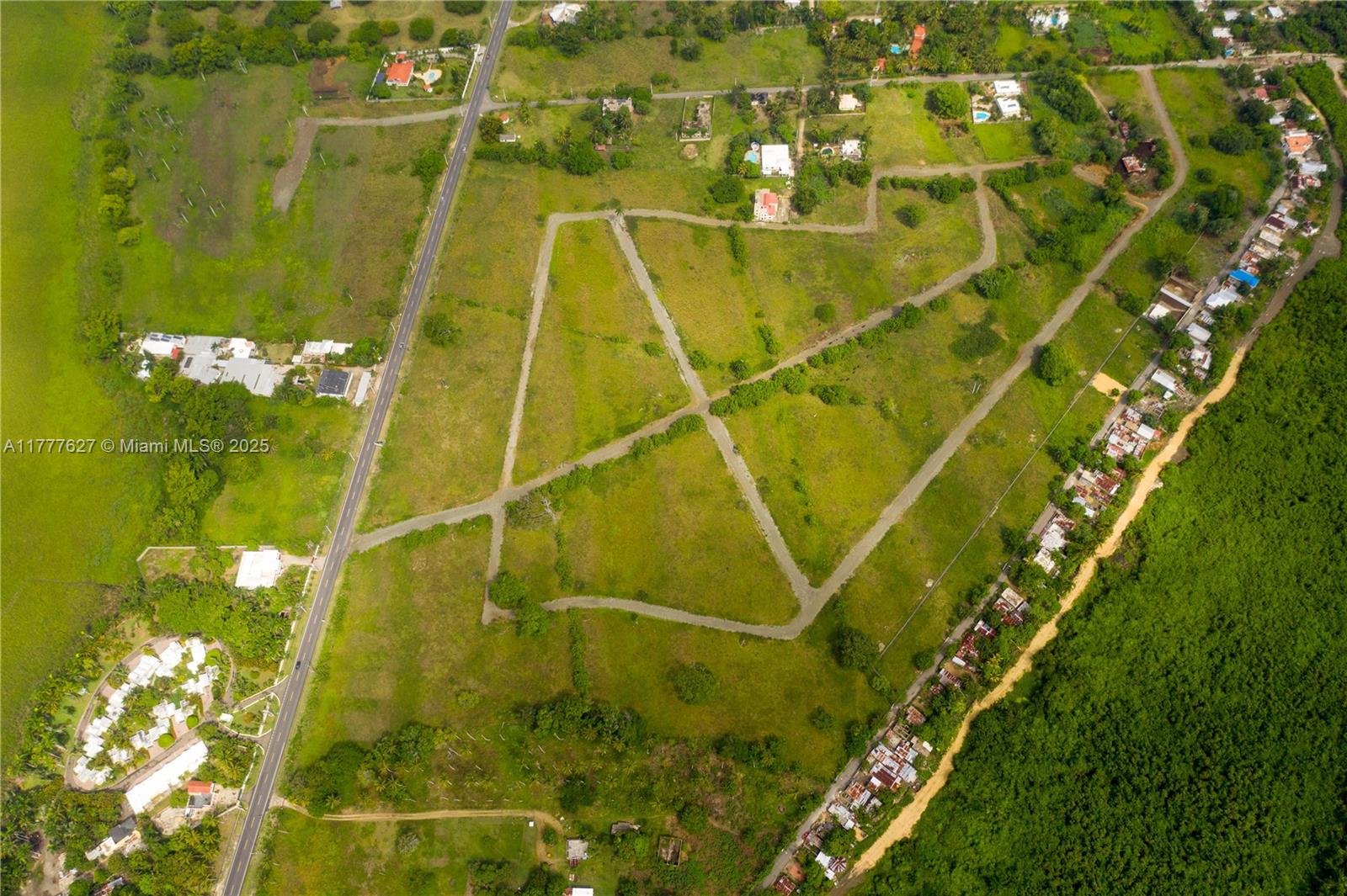 Aerial view of the vacant land available for sale. — DR
