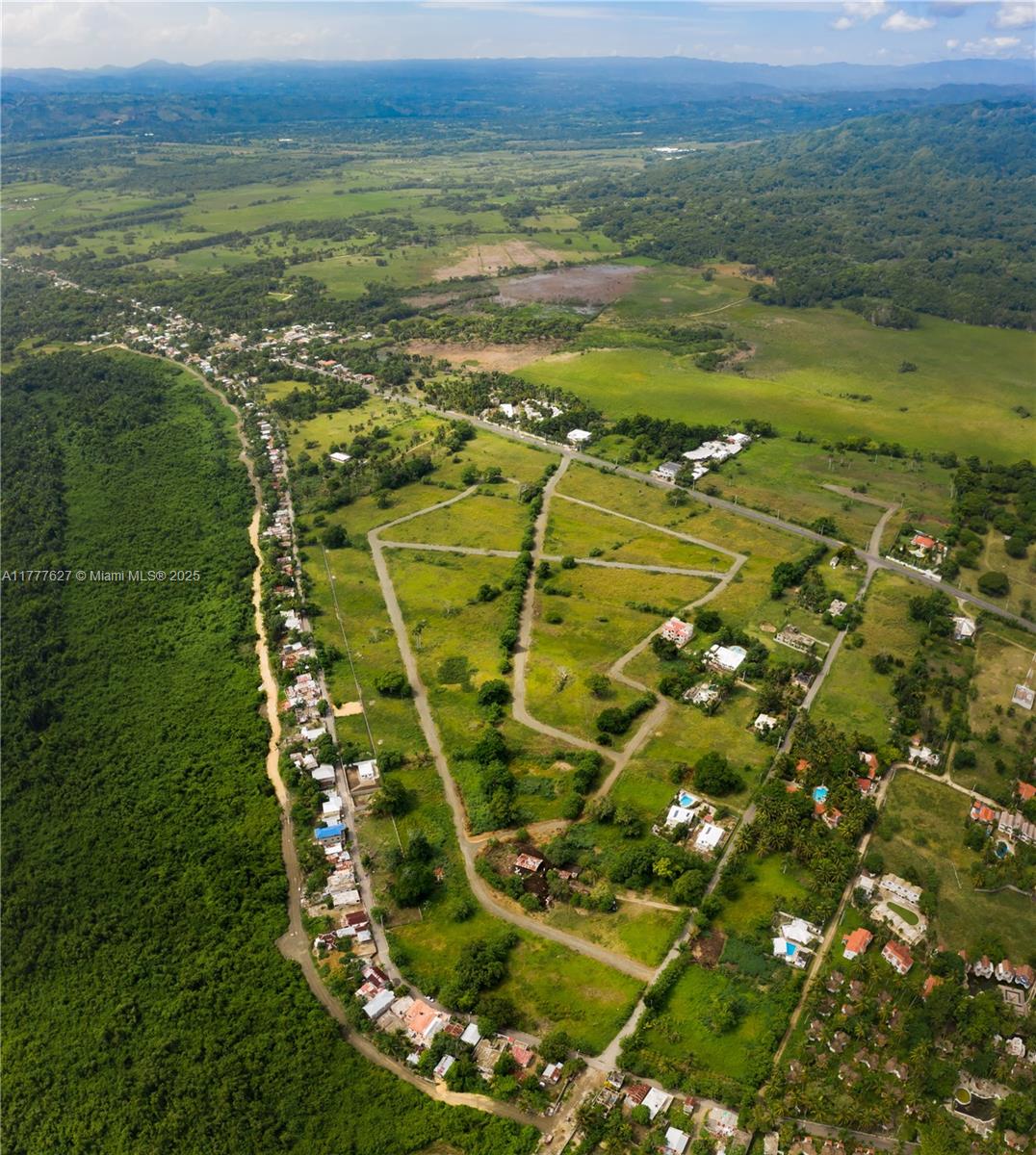 Aerial view of the vacant land available for sale. — DR