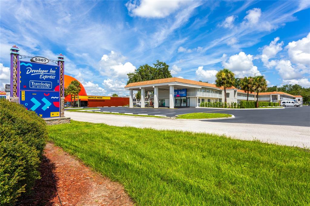 The exterior of a Developer Inn Express hotel features a parking lot and a sign — 5367 W IRLO BRONSON MEMORIAL HIGHWAY UNIT 2-219, KISSIMMEE, FL