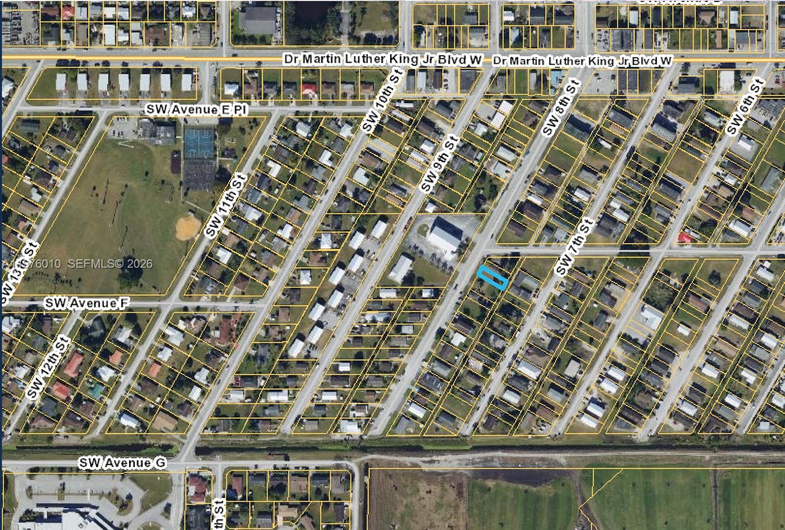 This is an aerial map showing a highlighted rectangular property lot within a residential neighborhood — 609 SW 8th St, Belle Glade FL 33430, BELLE GLADE, FL