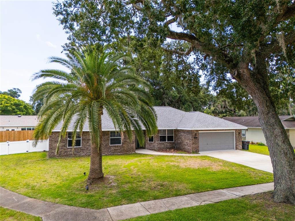 923 SAND CREST DRIVE