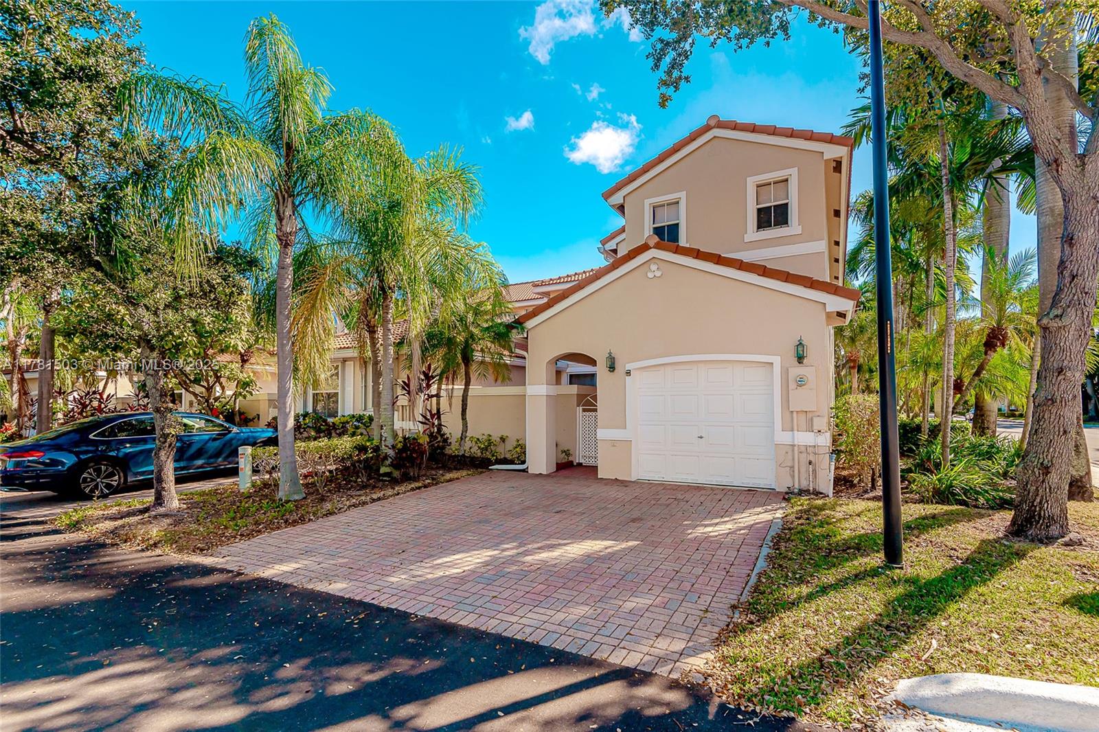 1094 Redwood St, Hollywood FL 33019