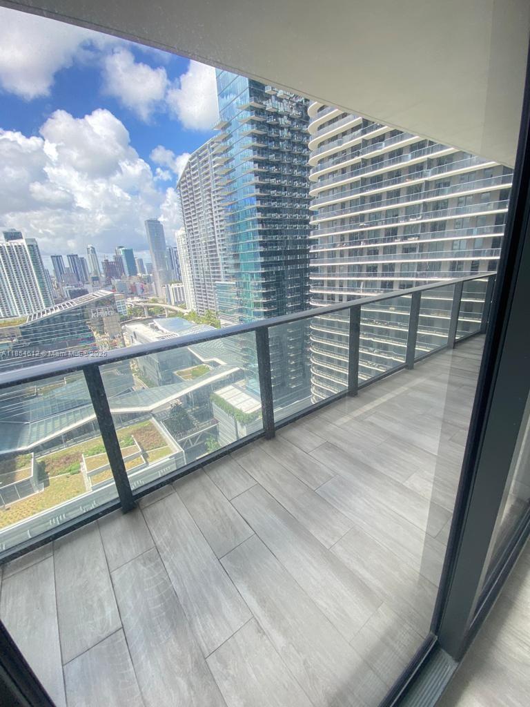 45 SW 9th St # 2510, Miami FL 33130