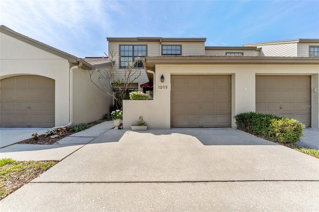 1205 HOUNDS RUN