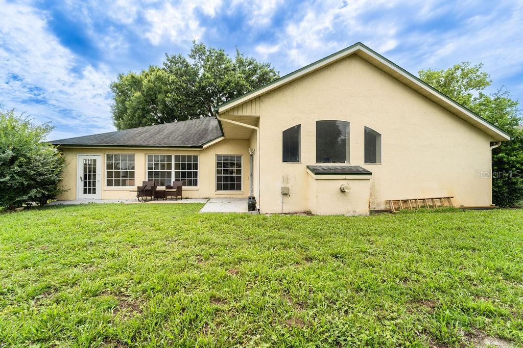 An open living area features wood flooring, arched entryways, and large windows with transom lights — 107 NEEDLEWOOD LOOP, DEBARY, FL
