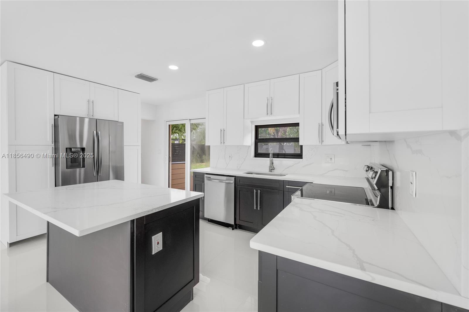 949 SE 5th St, Deerfield Beach FL 33441, DEERFIELD BEACH, FL — photo 3 of 30