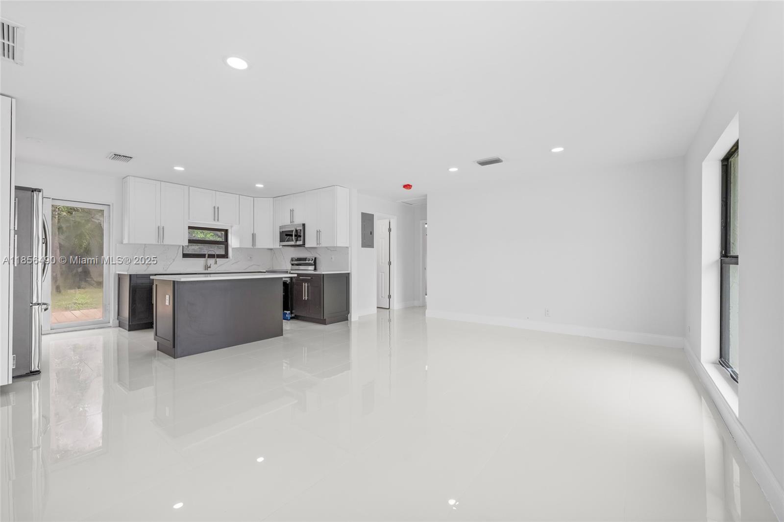 949 SE 5th St, Deerfield Beach FL 33441, DEERFIELD BEACH, FL — photo 5 of 30