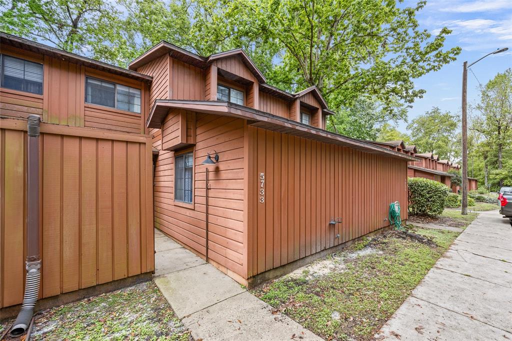 5733 SW 10TH PLACE
