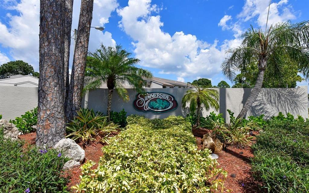 A sign for Summerside stands in front of a wall with palm trees and landscaping — 5647 SUMMER SIDE LANE UNIT 41A, SARASOTA, FL