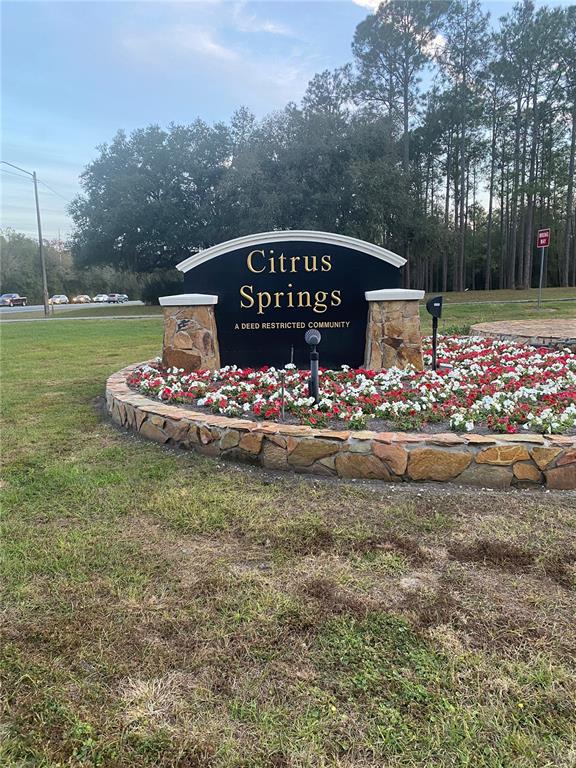 A stone-based monument sign for Citrus Springs sits in a landscaped bed of flowers — 3270 W YARDLEY LANE, DUNNELLON, FL