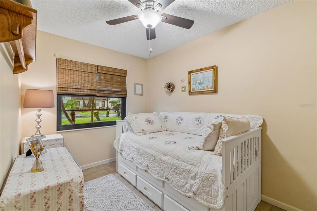 A bedroom features a white daybed, a ceiling fan, a window with blinds, and decor — 6100 TOPHER TRAIL, MULBERRY, FL