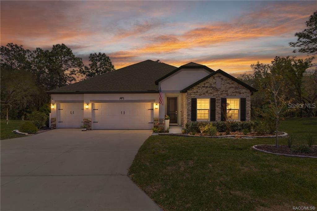 9 HEUCHERA COURT W