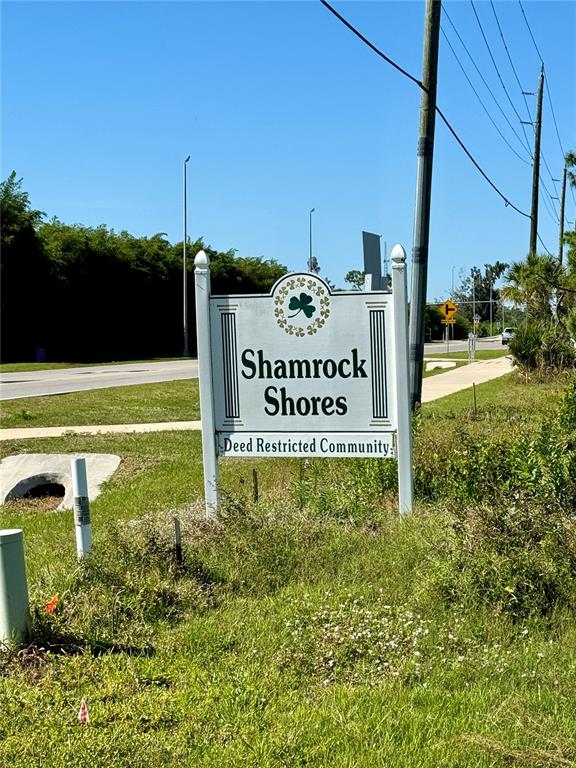 A sign for the Shamrock Shores deed restricted community stands beside a road — 8905 BANTRY BAY, ENGLEWOOD, FL