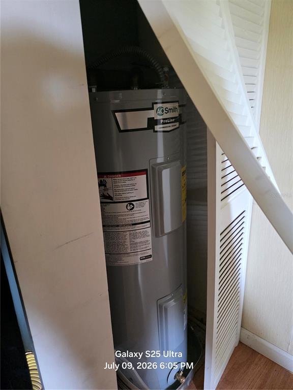 An A.O. Smith water heater is installed inside a small closet with louvered doors — 2926 VOUSDEN LANE, LAKELAND, FL