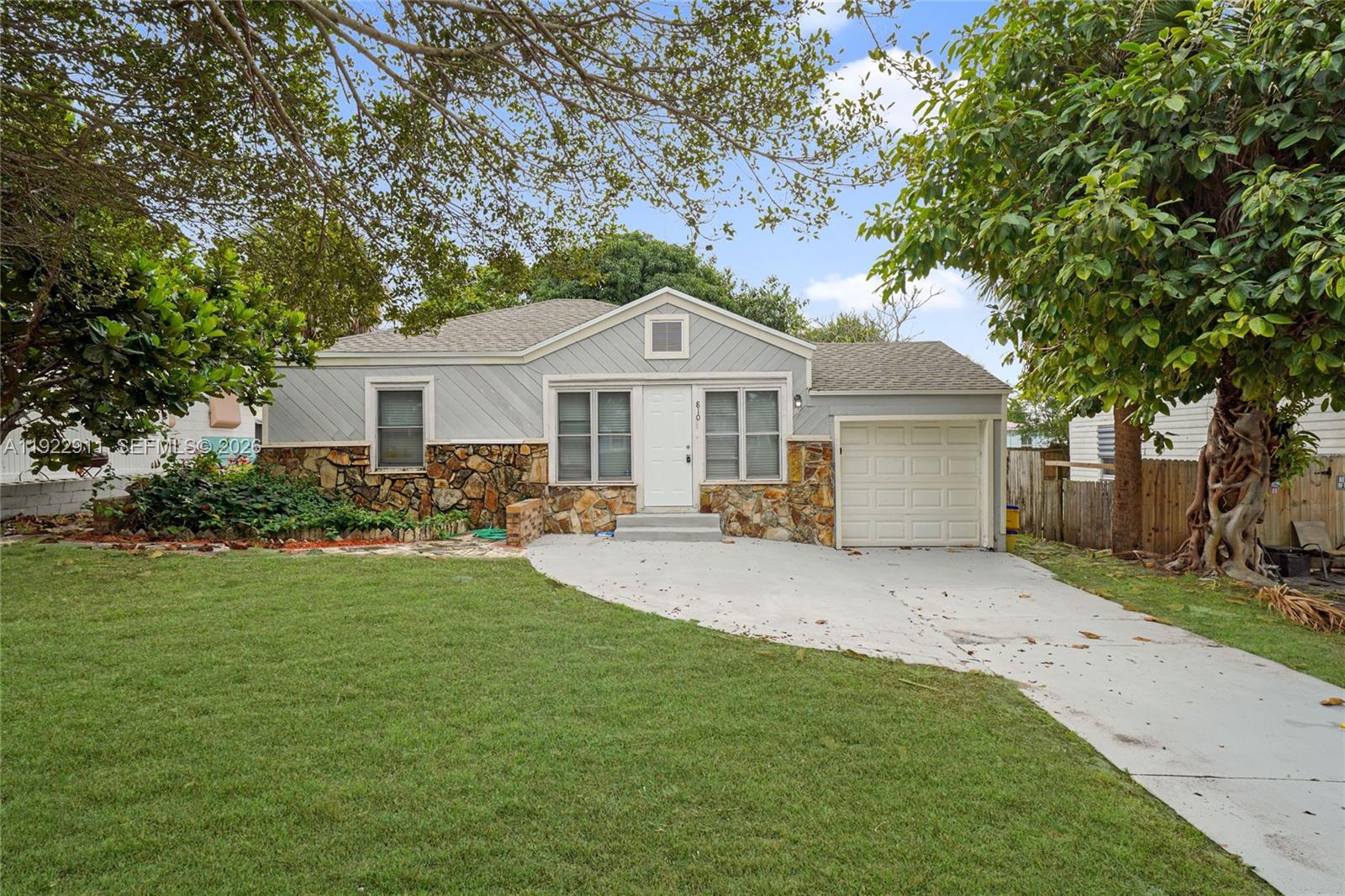 810 Ridgewood Dr, West Palm Beach FL 33405