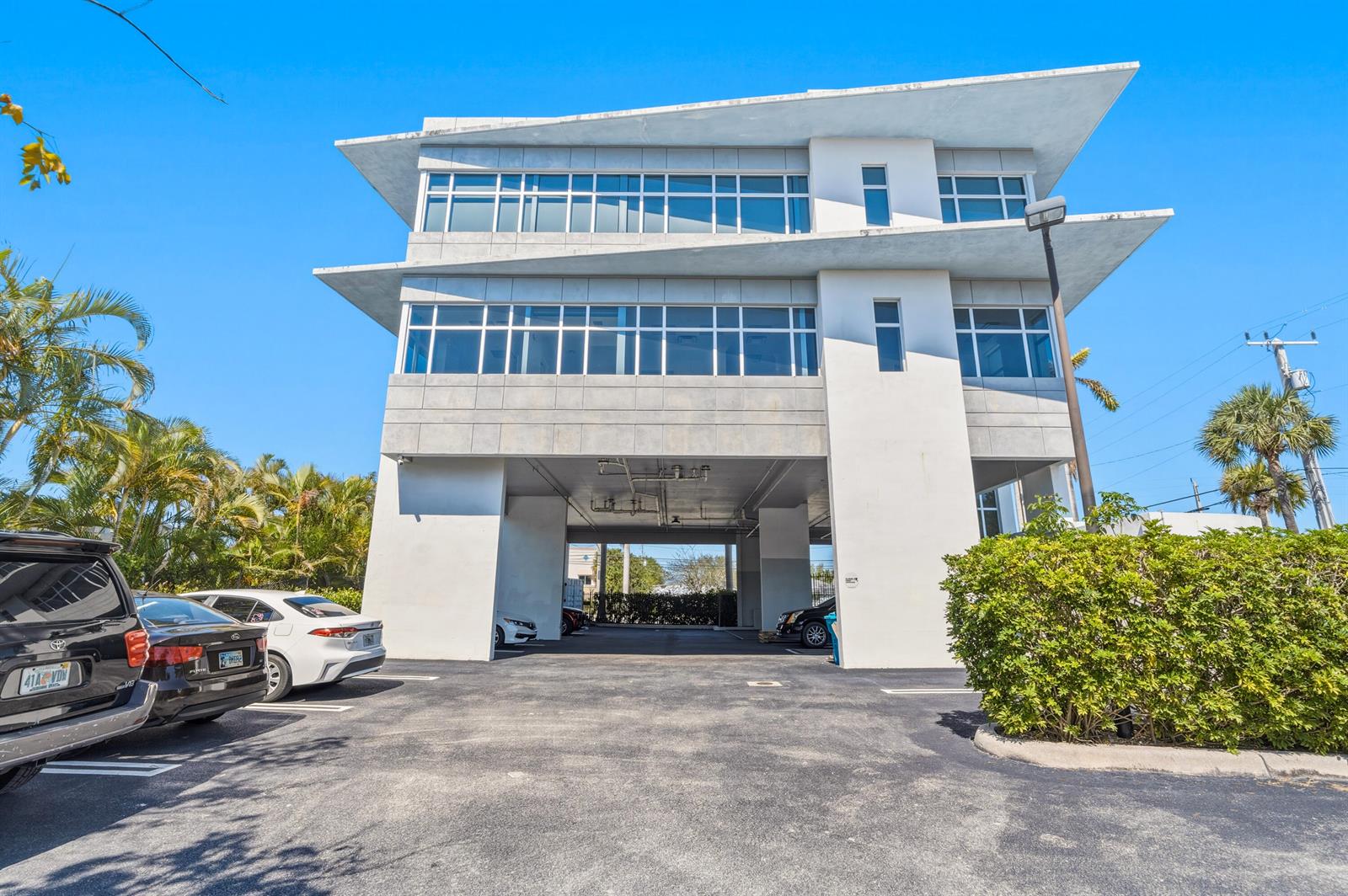 A three-story commercial building with a ground-level parking area and white concrete exterior — 3330 N Federal Highway, Boynton Beach FL 33435, BOYNTON BEACH, FL