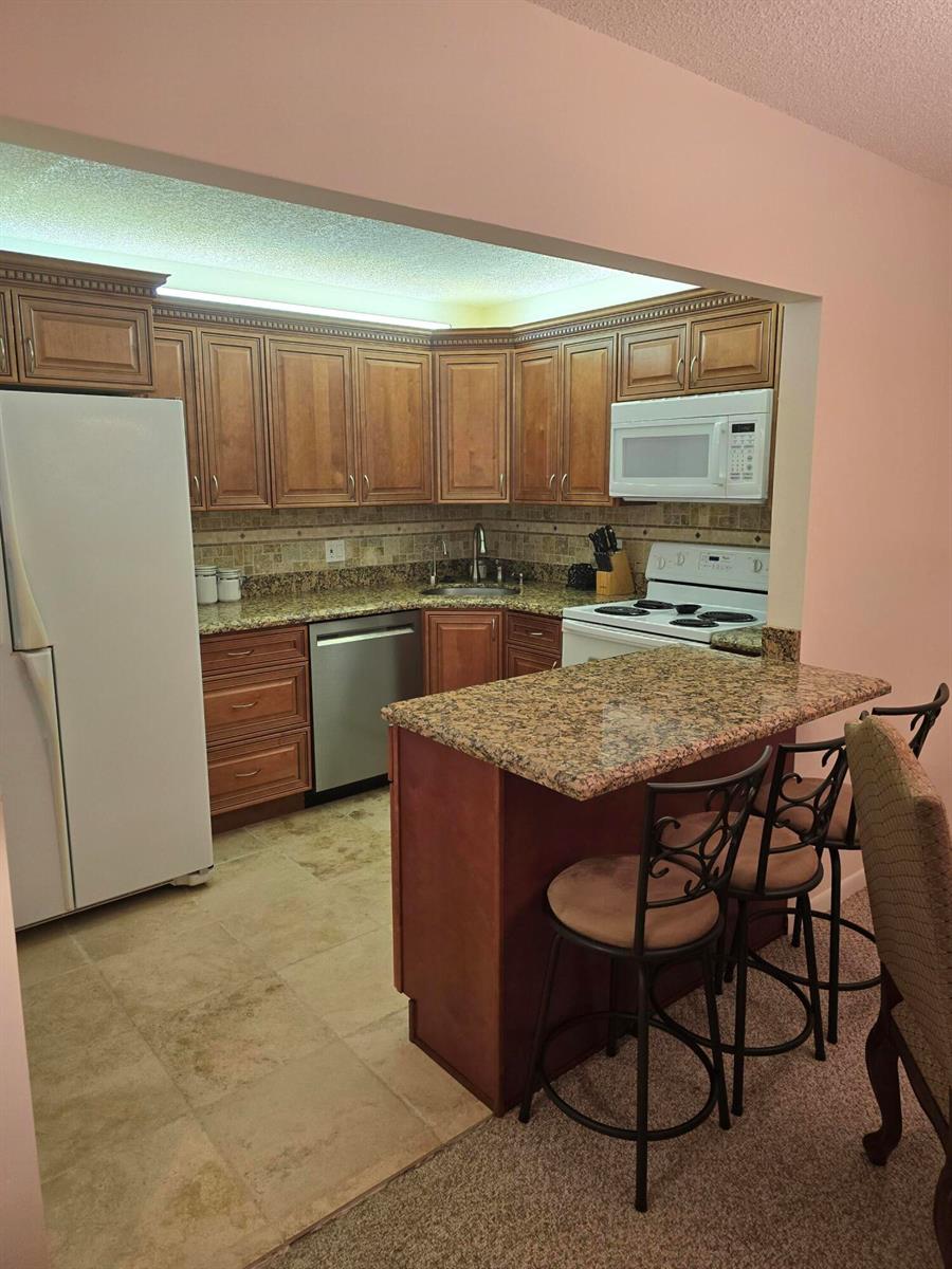 kitchen bar — 317 Pine Ridge Circle, FL 33463, FL