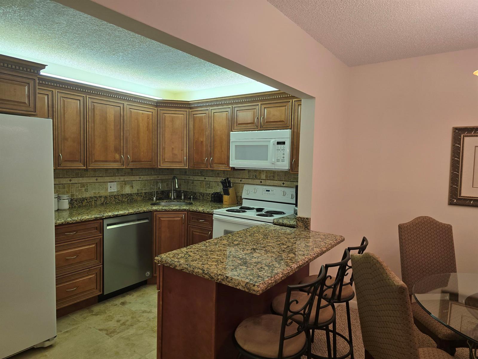 kitchen bar — 317 Pine Ridge Circle, FL 33463, FL
