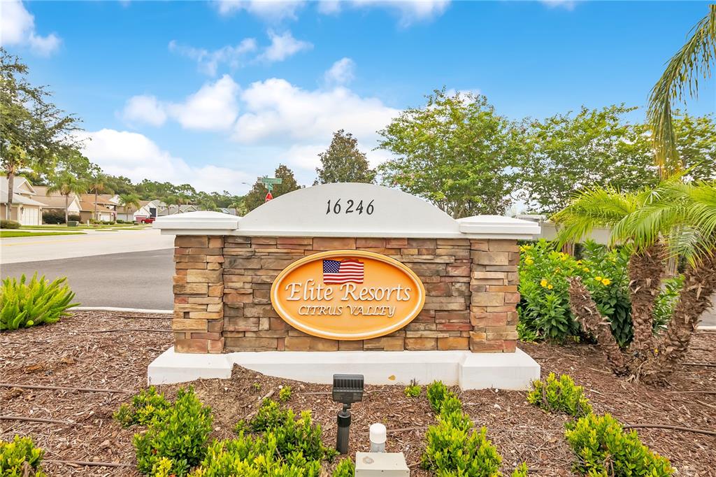 A stone monument sign for Elite Resorts Citrus Valley stands in a landscaped garden bed — 2451 CITRUS TREE ROAD, CLERMONT, FL