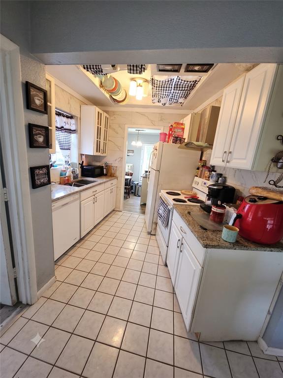 A covered entryway features a white door with an oval glass insert and tiled flooring — 802 CRAWFORD STREET, DELTONA, FL