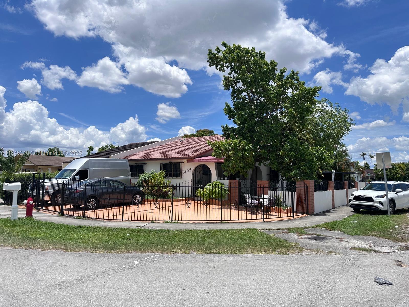 1405 W 38th Pl, Hialeah FL 33012