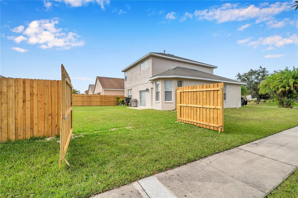 402 HALIFAX BAY COURT, APOLLO BEACH, FL — photo 2 of 30