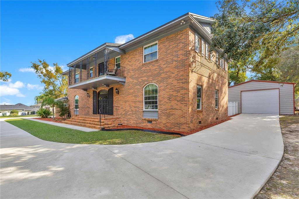 A screened-in swimming pool and hot tub with a paver deck in a backyard — 811 FAIRLINGTON DRIVE, LAKELAND, FL