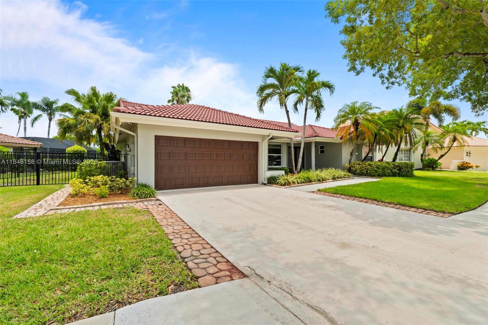 1720 Lakeshore Dr, Weston FL 33326