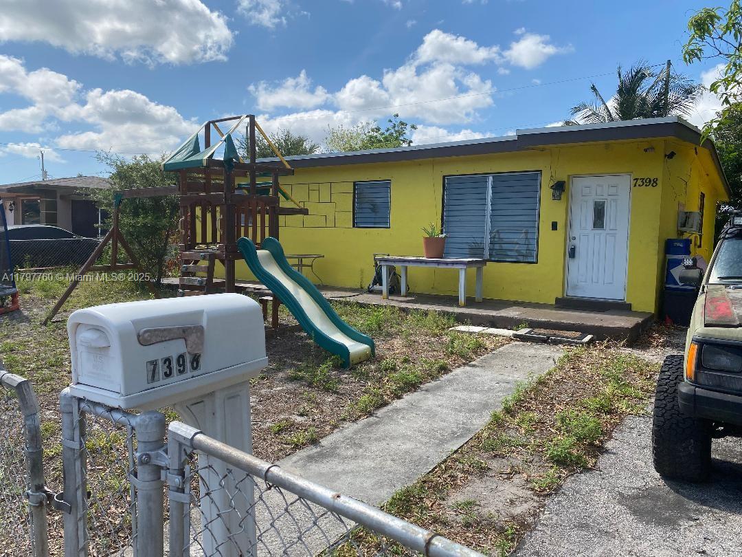 7398 Garfield St, Hollywood FL 33024