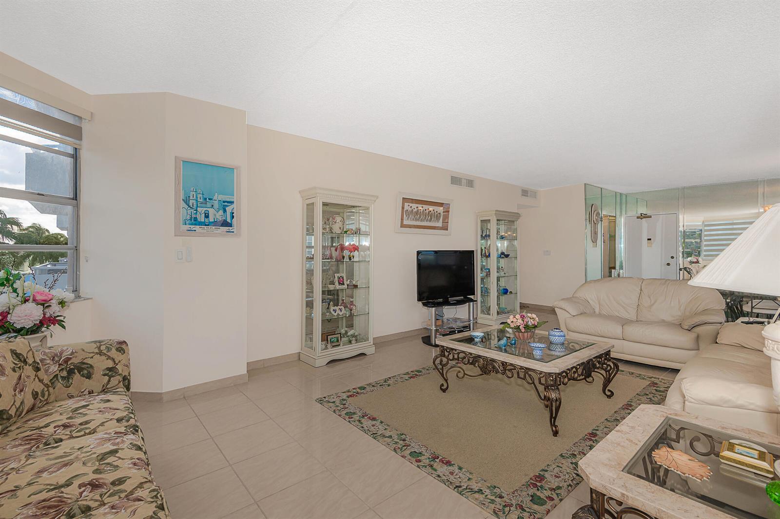 HALLANDALE BEACH, FL — photo 4 of 22
