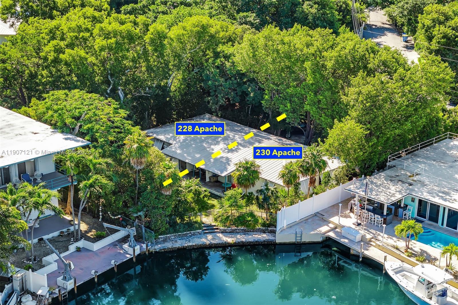 Waterfront duplex on oversized lot — TAVERNIER, FL