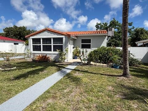 2471 Dewey St, Hollywood FL 33020