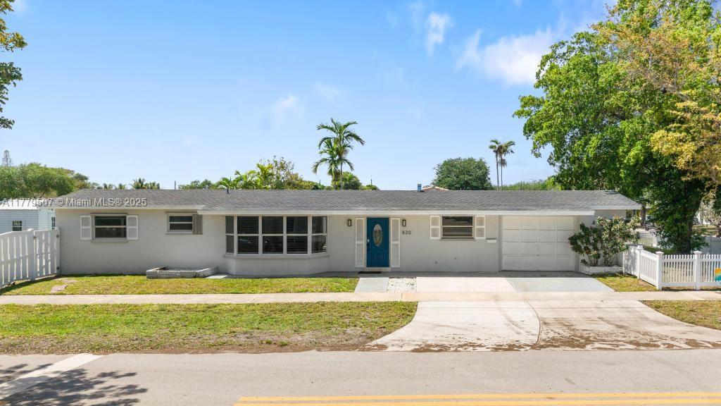 820 W Chaminade Dr, Hollywood FL 33021