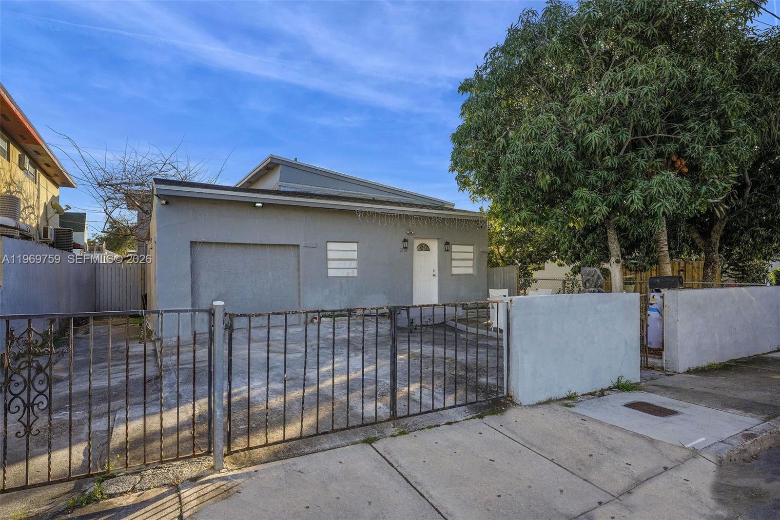 2104 NW 1St Ter, Miami FL 33125