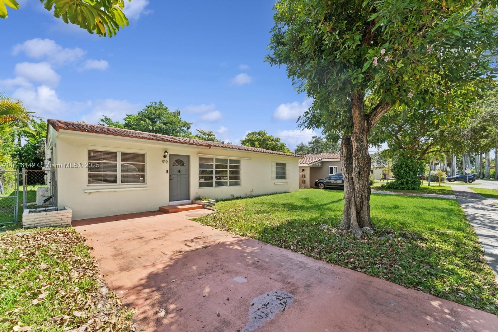 919 NE 4th St, Hallandale Beach FL 33009