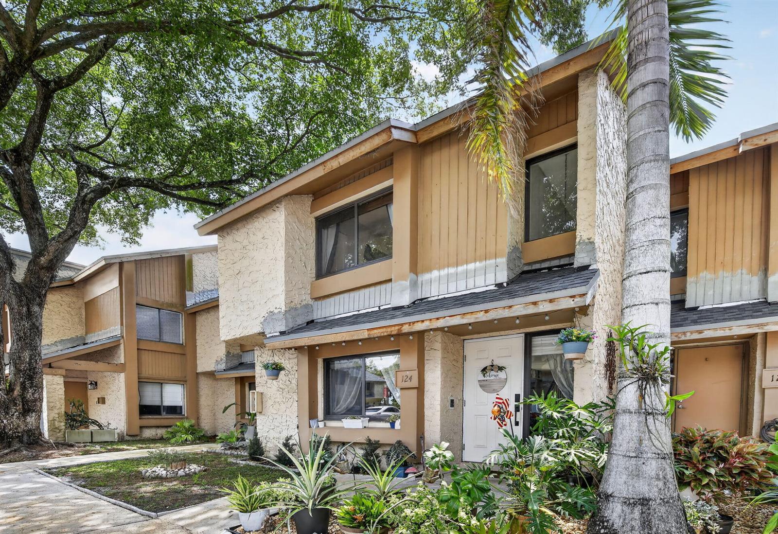 124 Wimbledon Lake Drive, Plantation FL 33324