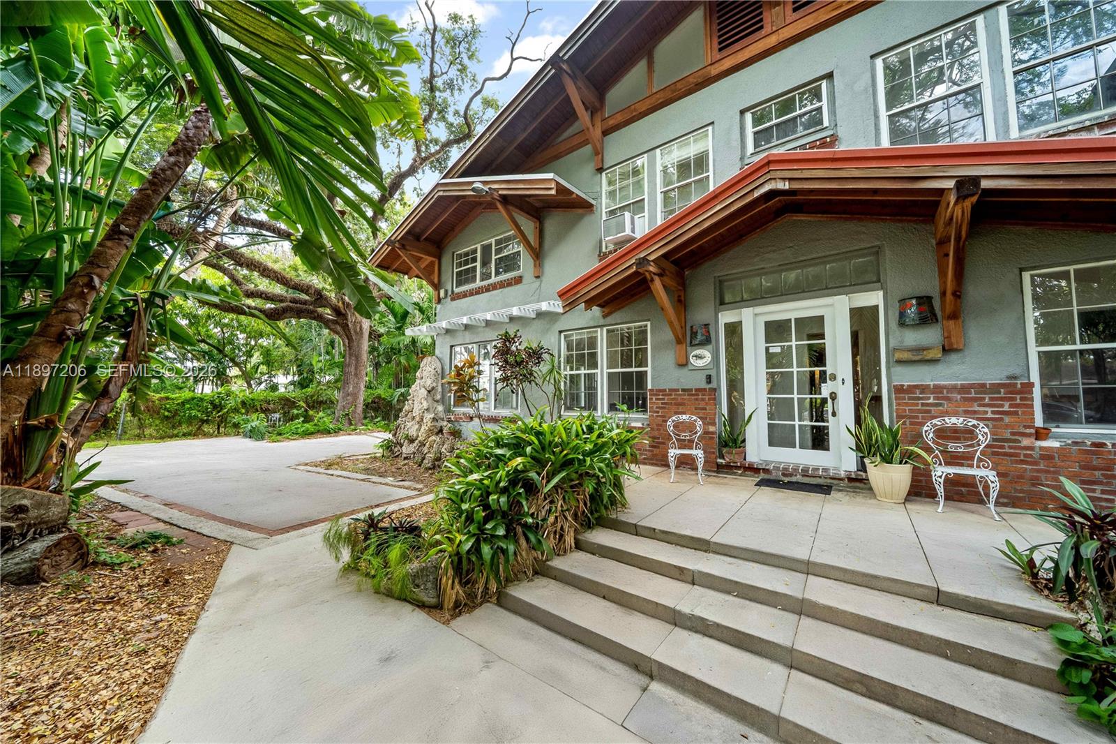 752 NW 7th St Rd, Miami FL 33136
