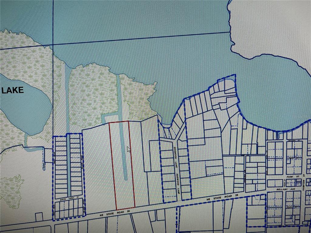 This is a property map showing land parcels adjacent to a lake and road — 24510 NE STATE RD 26, MELROSE, FL