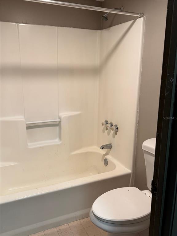 A bathroom features a white fiberglass tub-shower combination and a white toilet — 5020 W IRLO BRONSON MEMORIAL HIGHWAY UNIT 262, KISSIMMEE, FL