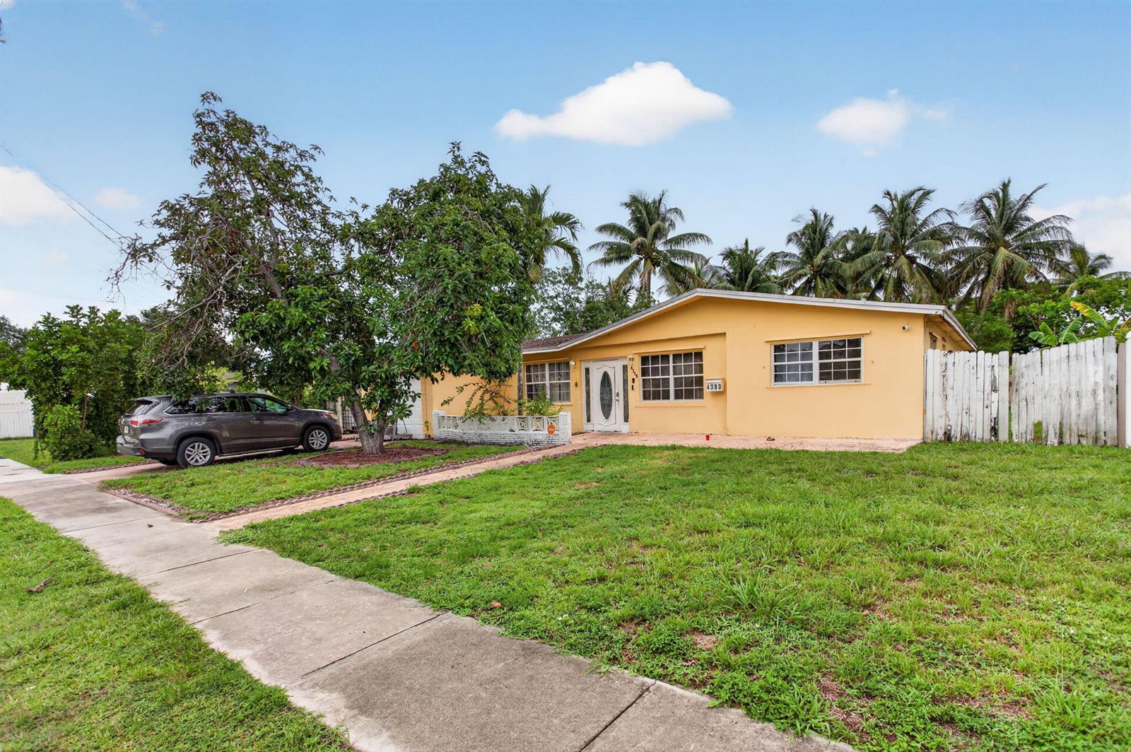 4390 NW 35th Avenue, Lauderdale Lakes FL 33309