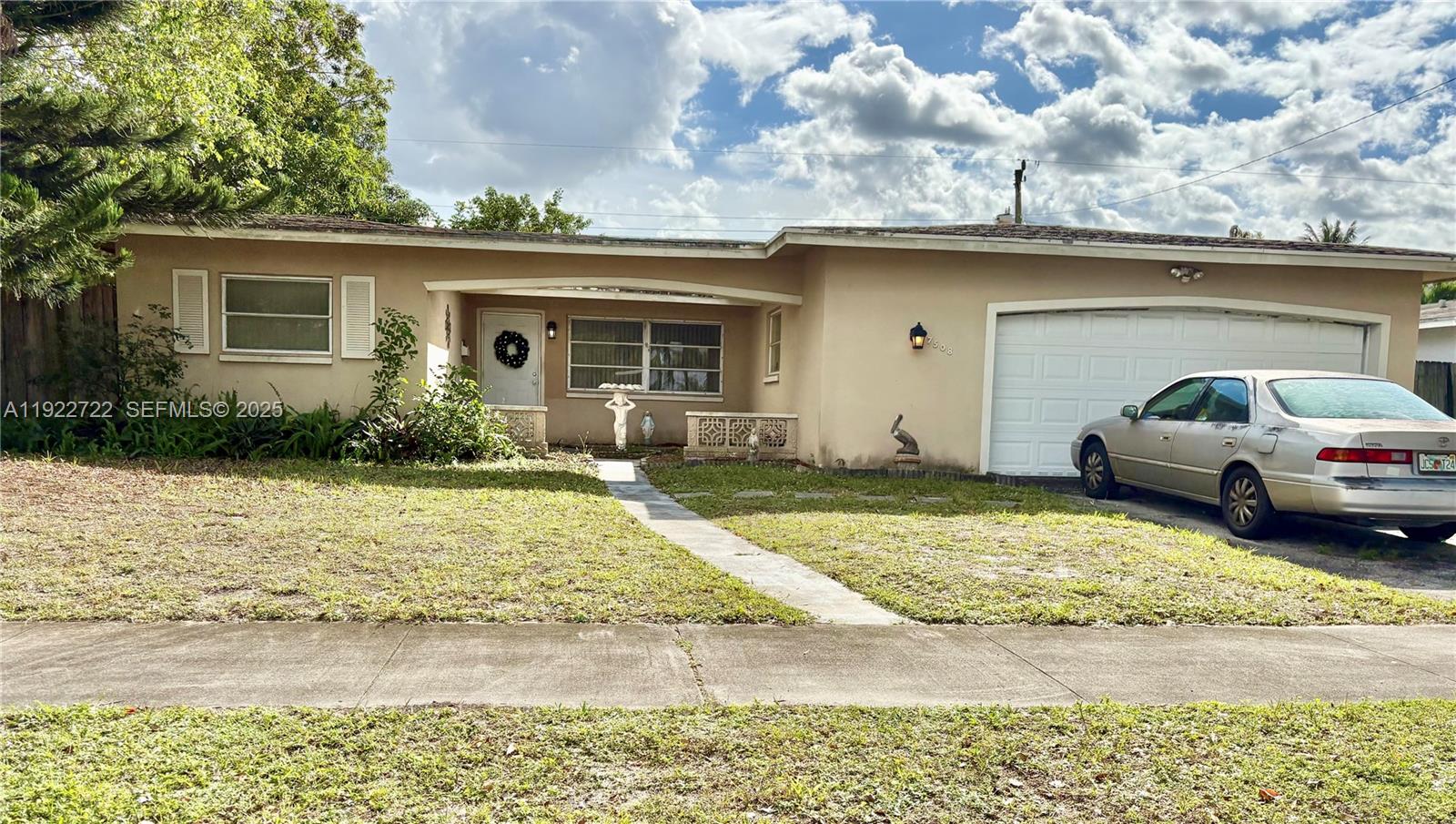 7508 Hayes St, Hollywood FL 33024