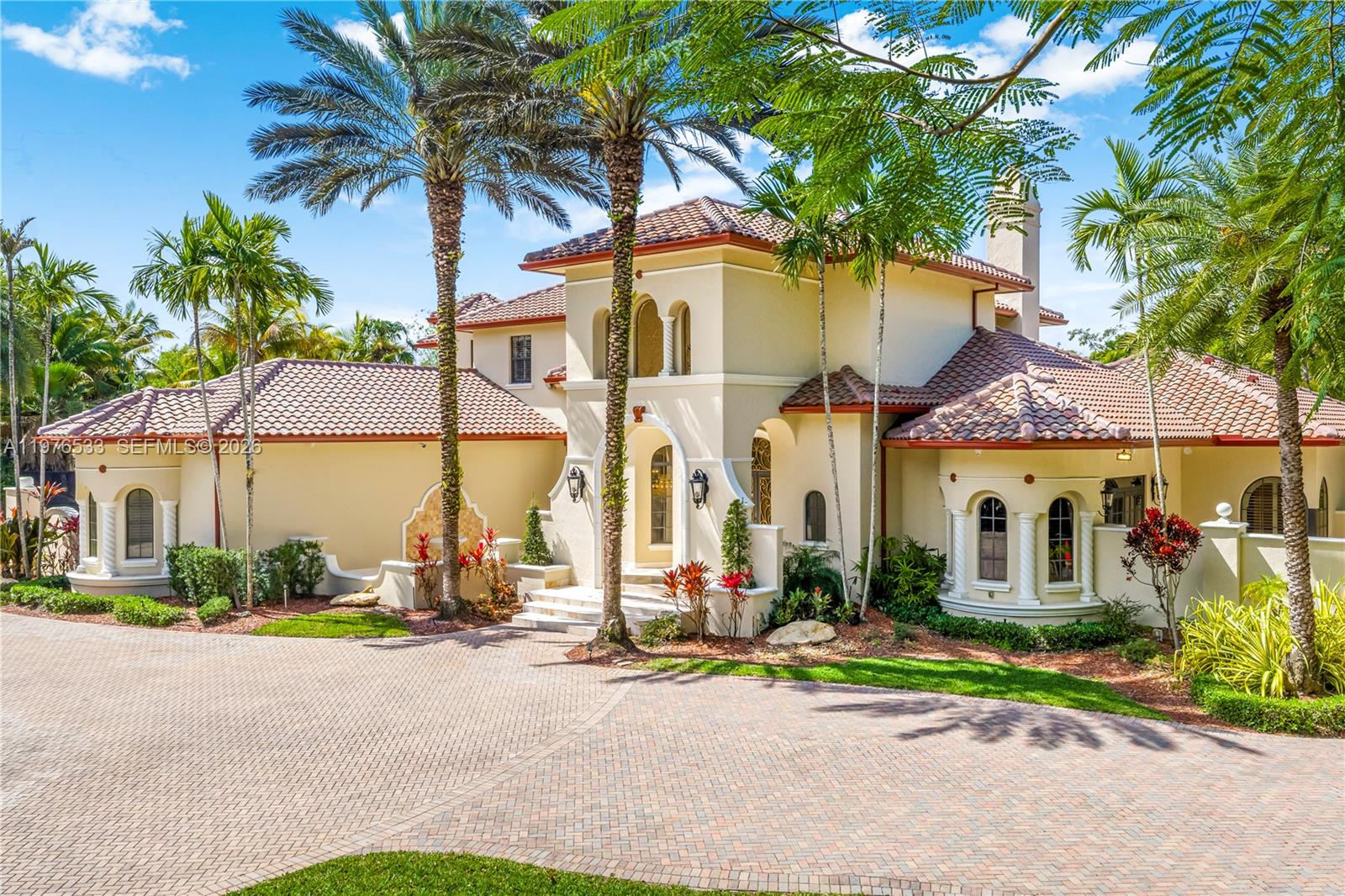Stunning cub appeal and generous setback offering exceptional privacy. — 11400 SW 67th Ave, Pinecrest FL 33156, PINECREST, FL