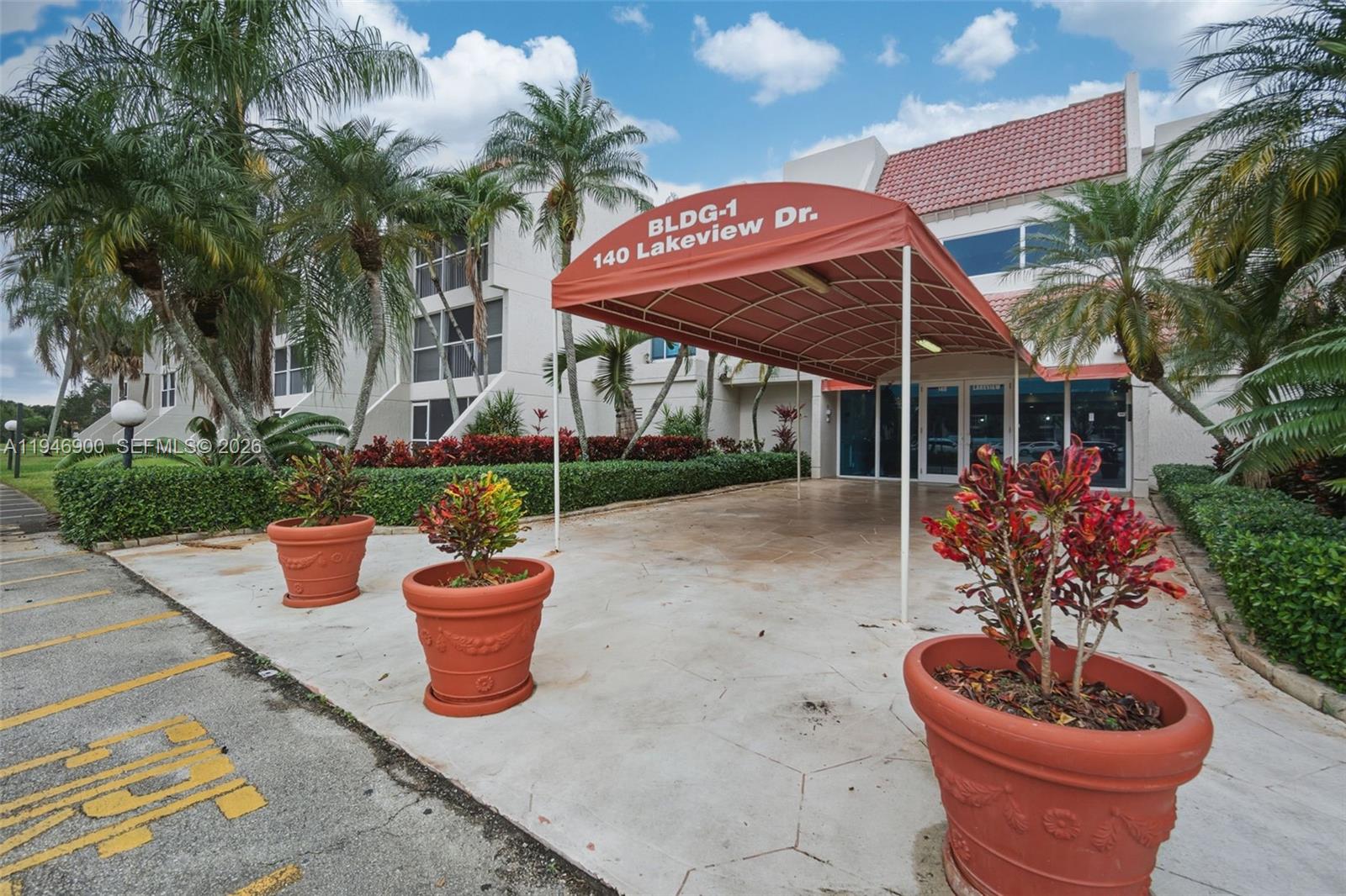 140 Lakeview Dr # 203, Weston FL 33326