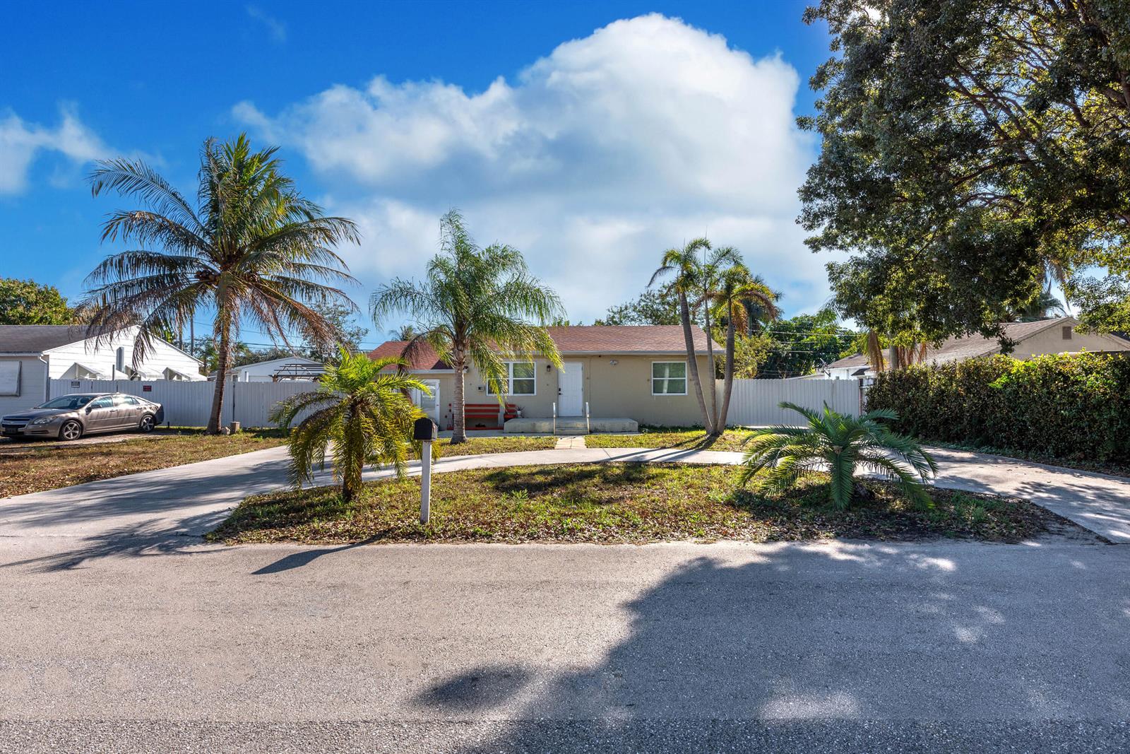 3914 Serubi Avenue, Palm Springs FL 33461