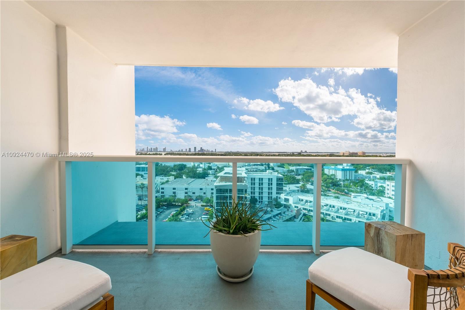 MIAMI BEACH, FL — photo 2 of 21