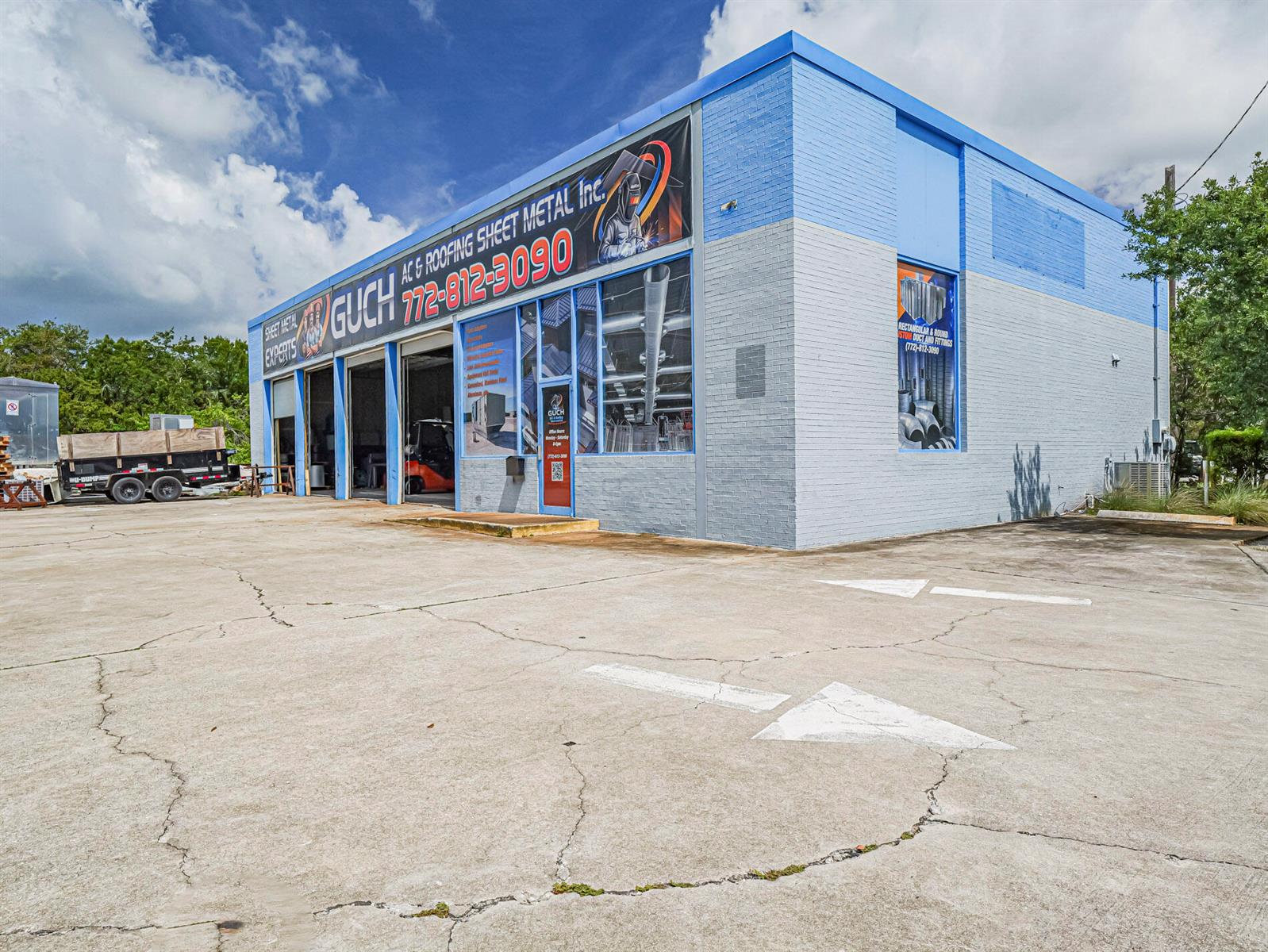 A commercial building with blue and gray brick walls and a large parking lot — 415 S Us Highway 1, Vero Beach FL 32962, VERO BEACH, FL