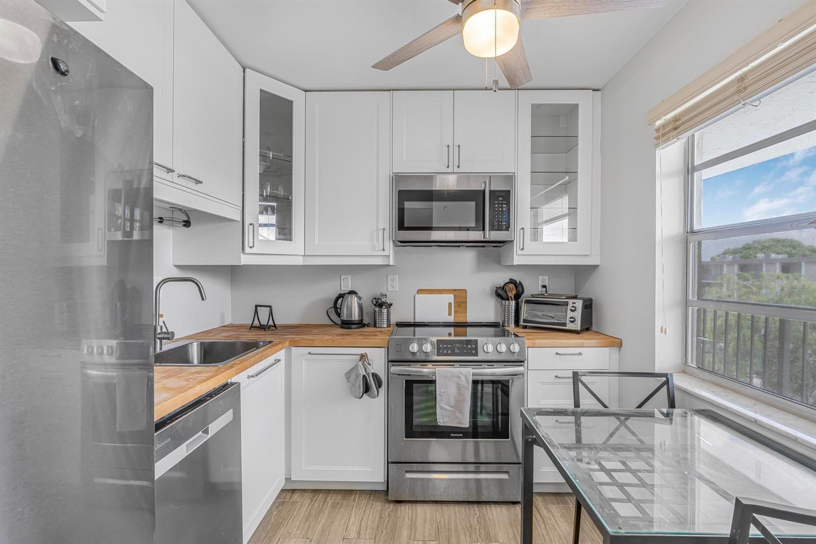 3000 NW 48th Terrace # 423, Lauderdale Lakes FL 33313
