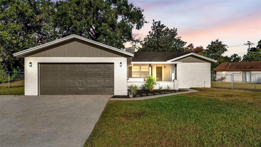 890 N OAKWOOD LOOP